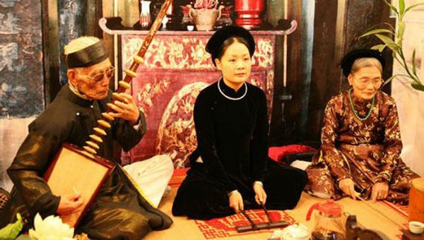 Nghệ nhân Nguyễn Phú Đẹ (ngoài cùng bên trái)