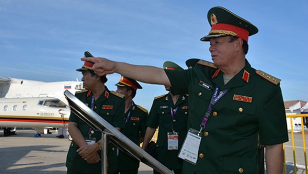 Thượng tướng Phạm Ngọc Minh và đoàn đại biểu Bộ Quốc phòng Việt Nam tham quan khu trưng bày ngoài trời Triển lãm LIMA 2019. Ảnh Quân đội nhân dân