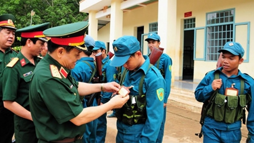 Thượng tướng Nguyễn Phương Nam, Ủy viên Trung ương Đảng, Phó Tổng Tham mưu trưởng kiểm tra chốt dân quân biên giới tỉnh Bình Phước
