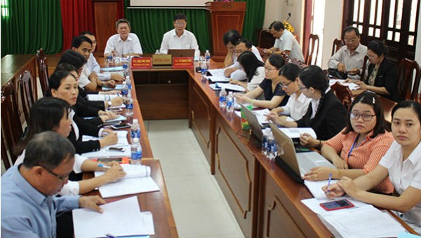 Ông Ngô Văn Toàn, Phó giám đốc Sở Tư pháp tỉnh (bên trái) chủ trì buổi tập huấn trực tuyến tại điểm cầu tỉnh Đồng Nai.