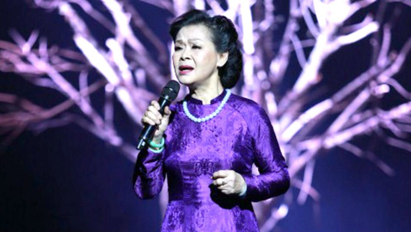 Nữ danh ca Khánh Ly trong một lần biểu diễn nhạc Trịnh trên sân khấu.
