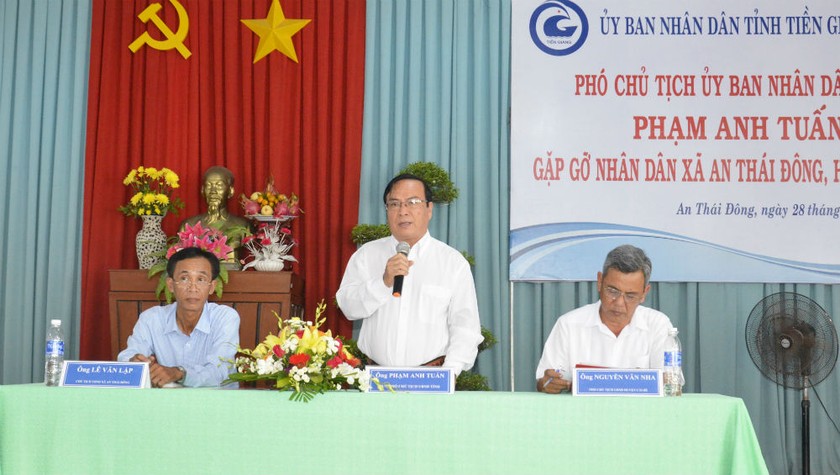 Phó Chủ tịch UBND tỉnh Tiền Giang Phạm Anh Tuấn (trái) cho biết sẽ xử lý dứt điểm sự việc. 