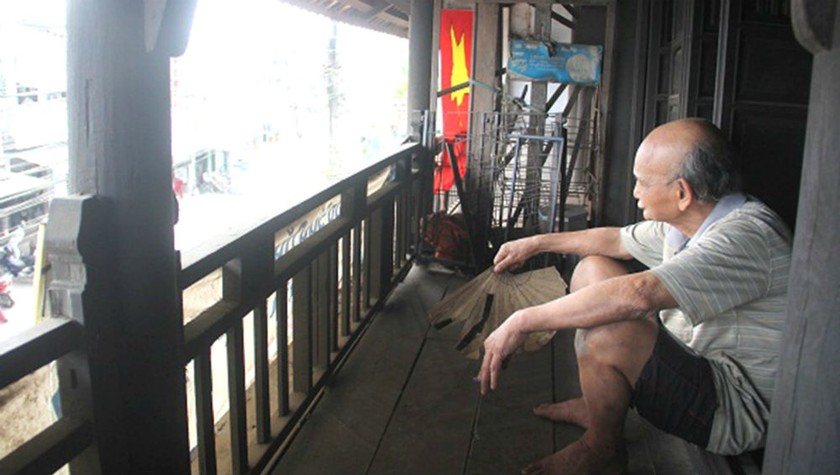 Ông Phan Văn Tâm (80 tuổi), sống trong căn nhà cổ có tuổi đời trên 140 năm ở phố cổ Bao Vinh.