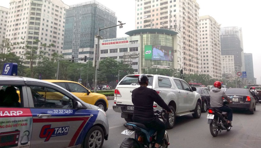 Mật độ dân cư dày đặc dọc hai bên đường Lê Văn Lương.