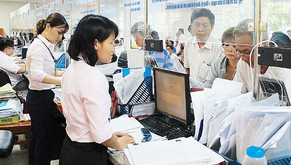 Người dân thực hiện thủ tục hành chính tại quận Gò Vấp