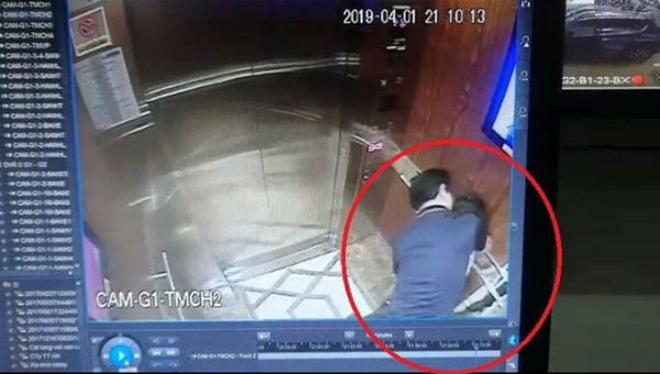 Hình ảnh ghi nhận người đàn ông sàm sỡ bé gái trong thang máy