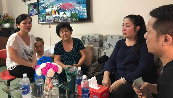 Gia đình nghệ sĩ Anh Vũ rơi nước mắt khi nhận tiền quyên góp