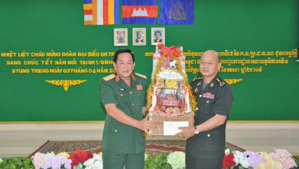 Trung tướng Võ Minh Lương tặng quà đại diện Quân đội Hoàng gia Campuchia