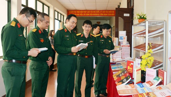 Các đại biểu về dự hội thảo xem trưng bày các sản phẩm khoa học của Viện. Ảnh Quân đội nhân dân