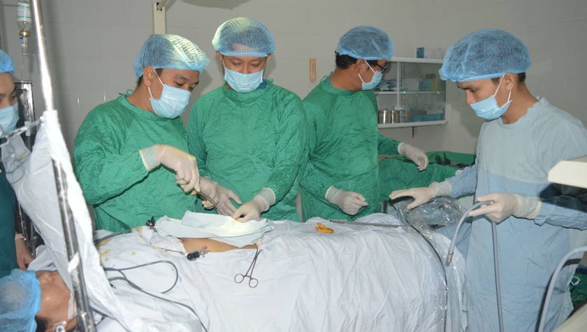 Các bác sĩ bệnh viện huyện Phú Vang đang thực hiện một ca  phẫu thuật