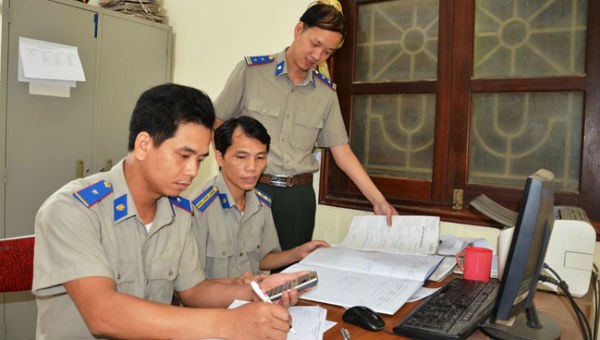 Cán bộ Chi cục THADS huyện Chiêm Hóa trao đổi nghiệp vụ thi hành án.
