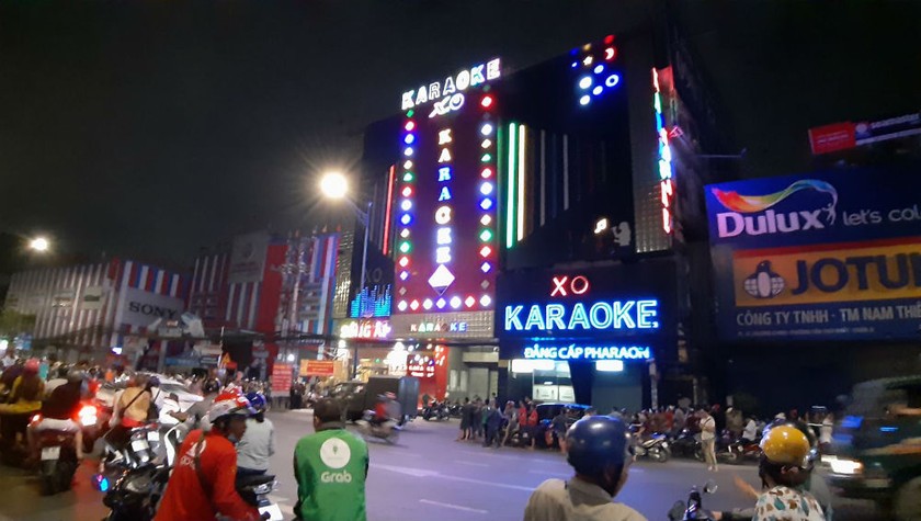 Người dân hiếu kỳ theo dõi cơ quan chức năng khám xét quán Karaoke do Phúc XO làm chủ