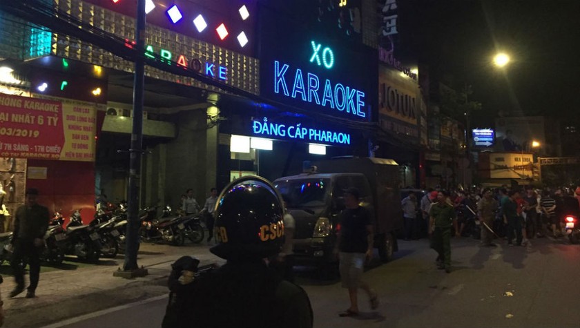 Lực lượng chức năng phong tỏa hiện trường, khám xét quán karaoke của Phúc XO