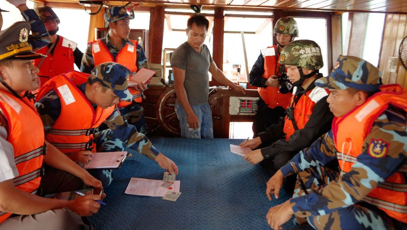 Hai bên kiểm tra tàu cá của ngư dân Việt Nam trong chuyến kiểm tra liên hợp Nghề cá vùng đánh cá chung Vịnh Bắc Bộ lần thứ 2 tháng 10/2018