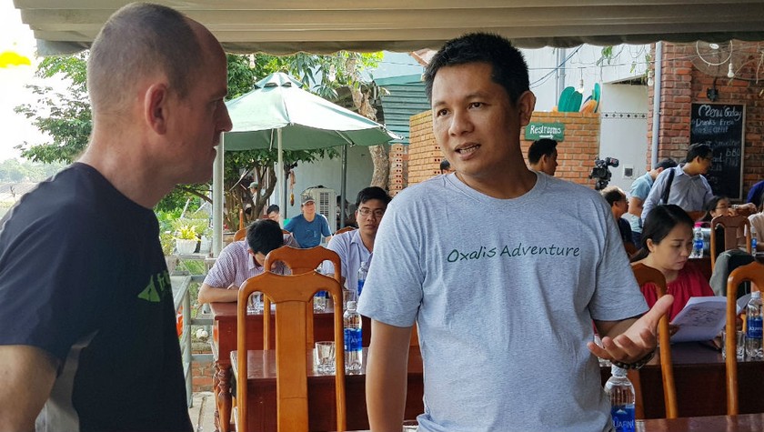Tổng Giám đốc Oxalis Nguyễn Châu Á (phải) trò chuyện với chuyên gia hang động Hoàng gia Anh