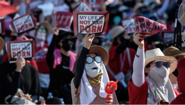 Những người phụ nữ biểu tình, giơ khẩu hiệu "cuộc sống của tôi không phải là trò khiêu dâm của các người" tại Seoul năm 2018