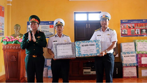 Thượng tướng Nguyễn Trọng Nghĩa thăm và tặng quà cán bộ, chiến sĩ huyện đảo Trường Sa, nhà giàn DK1.