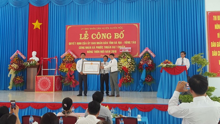 Đại diện lãnh đạo tỉnh Bài Rịa - Vũng Tàu trao Bằng công nhận Xã Phước Thuận đạt chuẩn NTM 2018