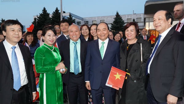 Thủ tướng Nguyễn Xuân Phúc và Phu nhân tại sân bay trước khi về Thủ đô Hà Nội