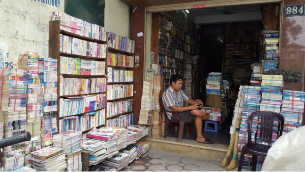Người bán sách trên đường Láng vắng hoe khách
