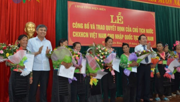 Đồng chí Nguyễn Công Khanh, Cục trưởng Cục Hộ tịch, quốc tịch, chứng thực (Bộ Tư pháp) cùng lãnh đạo tỉnh Điện Biên đã trao quyết định đến tận tay người dân