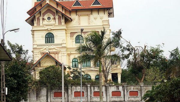 Trong khi Nhà máy gang thép Thái Nguyên đang nợ nần chồng chất thì căn nhà của cựu lãnh đạo Công ty cổ phần Gang thép Thái Nguyên lại to đẹp nhất vùng