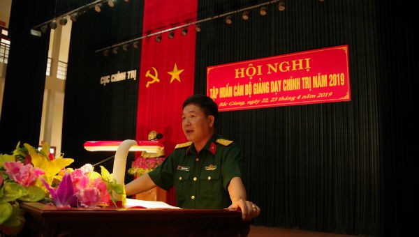 Đại tá Nguyễn Tiến Chung – Phó Chủ nhiệm Chính trị Quân khu phát biểu tại Hội nghị