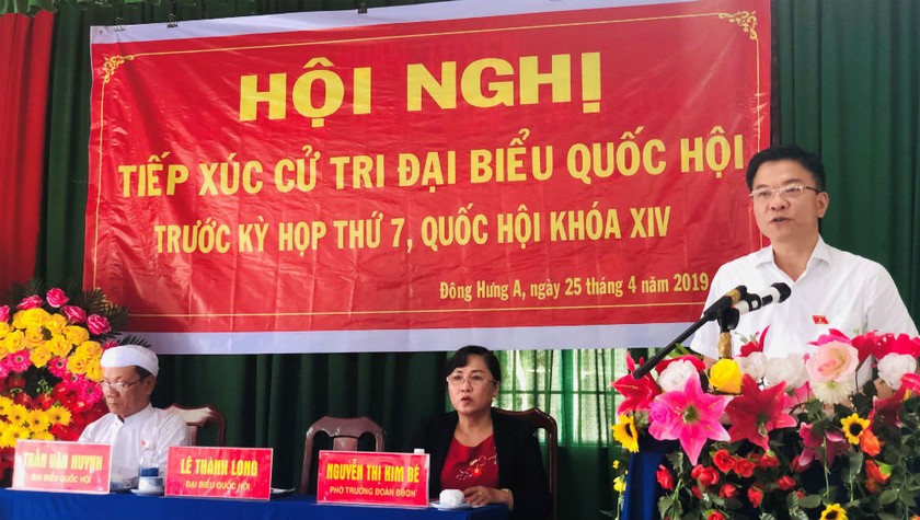 Bộ trưởng Lê Thành Long phát biểu tại buổi tiếp xúc cử tri