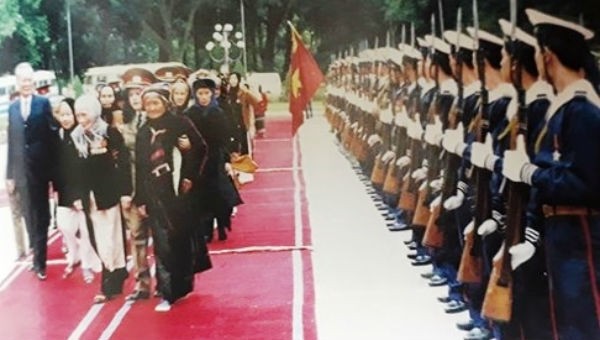 Chủ tịch nước, Đại tướng Lê Đức Anh cùng các đại biểu Bà mẹ Việt Nam Anh hùng được phong tặng đợt đầu duyệt Đội Danh dự QĐND Việt Nam tại Phủ Chủ tịch ngày 19/12/1994
