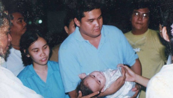 Santos (giữa) trong lễ rửa tội cho con gái.