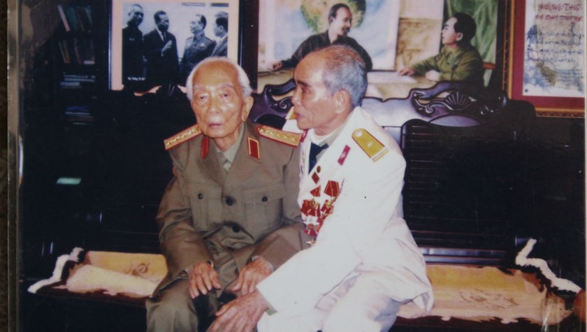 Bức ảnh cựu chiến sỹ đặc công Lê Văn Hinh chụp cùng cố Đại tướng Võ Nguyên Giáp.