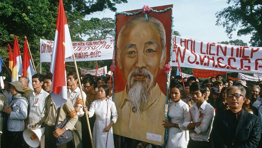 Rước ảnh Bác Hồ trong lễ mừng ngày chiến thắng, Sài Gòn, tháng 5/1975.