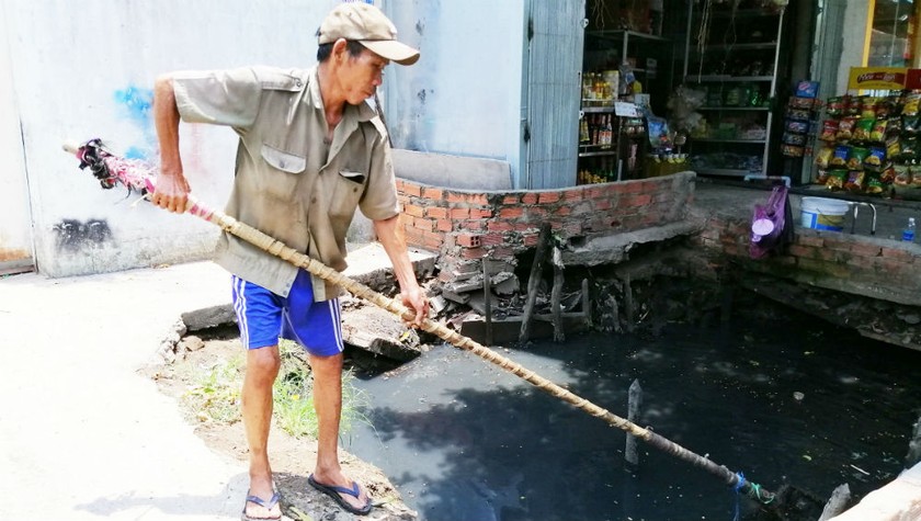 Nhiều năm qua, cựu chiến binh Nguyễn Ngọc Đức cần mẫn vớt rác mỗi ngày để làm sạch dòng kênh Chiến Lược