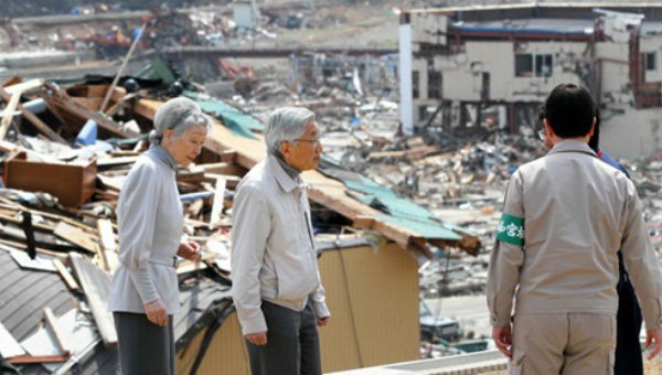 Nhà vua Akihito và Hoàng hậu Michiko hồi tháng 4/2011 tới thăm thị trấn Minamisanriku, tỉnh Miyagi, nơi chịu thiệt hại nặng nề vì động đất, sóng thần