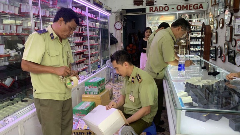 Lực lượng quản lý thị trường kiểm tra một cửa hàng kinh doanh đồng hồ tại TP Nha Trang