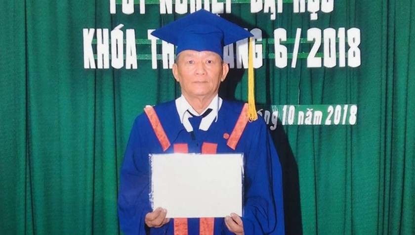 Ông Mai nhận bằng tốt nghiệp cử nhân Luật.