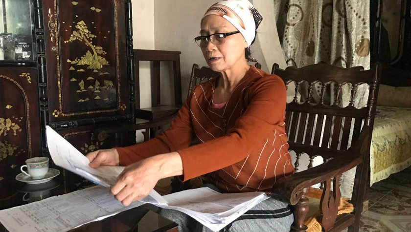 Bà Đinh Thị Tỵ với tập hồ sơ dày sau hơn chục năm khiếu kiện
