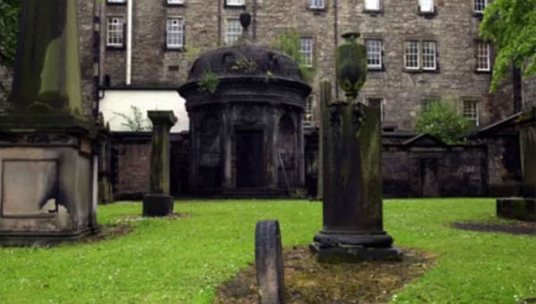 Lăng mộ Đen là nơi yên nghỉ của George Mackenzie, luật sư và được gọi là chúa tể Advocate, làm việc dưới thời vua Charles đệ nhị của Scotland.