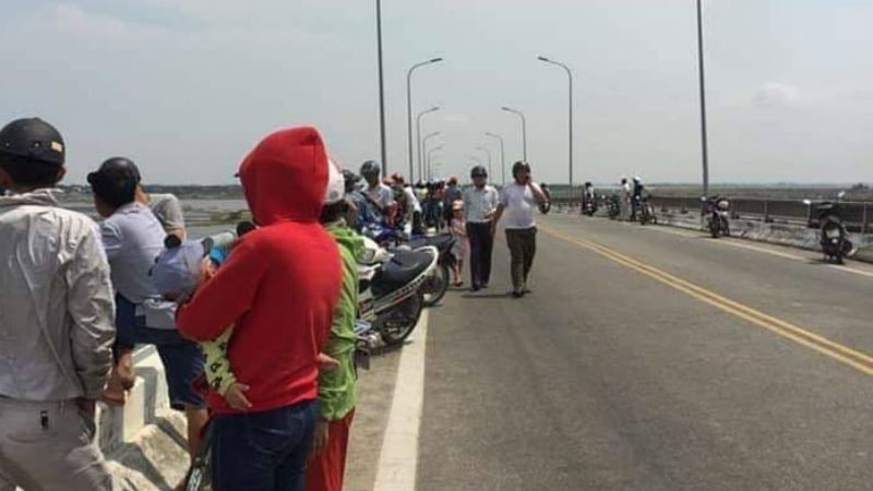 Người dân tập trung khu vực cầu Tam Giang theo dõi việc tìm kiếm thi thể nam thanh niên. Ảnh Dân Việt
