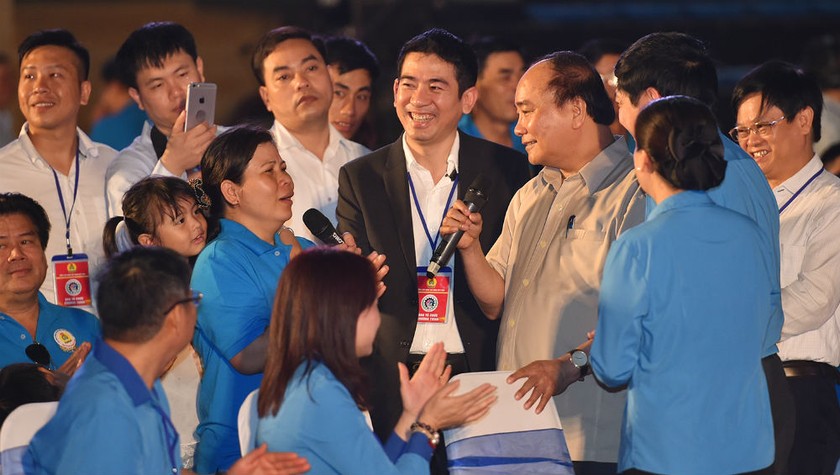 Thủ tướng Nguyễn Xuân Phúc trong một lần đối thoại với công nhân lao động miền Trung. Ảnh: VGP/Quang Hiếu