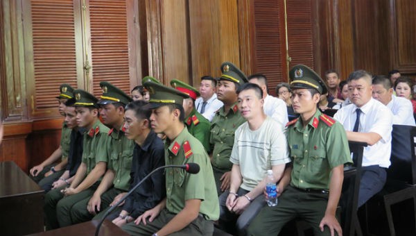 "Trùm ma túy" Văn Kính Dương (hàng thứ 2, mặc áo thun trắng từ phải qua) tại tòa. Ảnh Thanh Niên