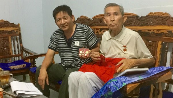 Cựu binh Trần Minh Tân (phải) nhớ lại ký ức hào hùng