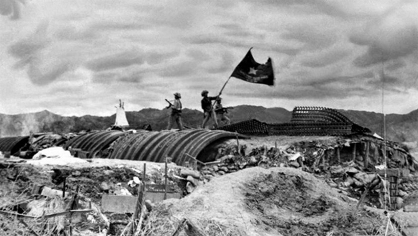 Lá cờ “Quyết chiến, Quyết thắng” của Quân đội nhân dân Việt Nam tung bay trên nóc hầm tướng De Castries ngày 7/5/1954