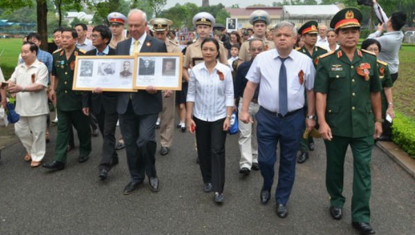 Đại sứ Nga tại Việt Nam (cầm ảnh) dẫn đầu đoàn diễu hành. Ảnh VnExpress