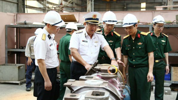 Tư lệnh Hải quân kiểm tra trang thiết bị sẽ lắp đặt trên tàu. Ảnh baohaiquanvietnam.vn