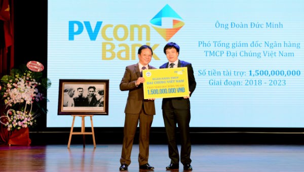 Ông Đoàn Đức Minh – Phó Tổng Giám đốc PVcomBank trao số tiền tài trợ học bổng cho sinh viên ĐH Kinh tế Quốc dân