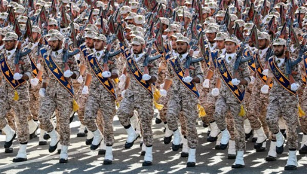 Các binh sĩ Vệ binh Cách mạng Hồi giáo Iran diễu hành trong một lễ kỷ niệm hồi năm ngoái. Ảnh: AFP