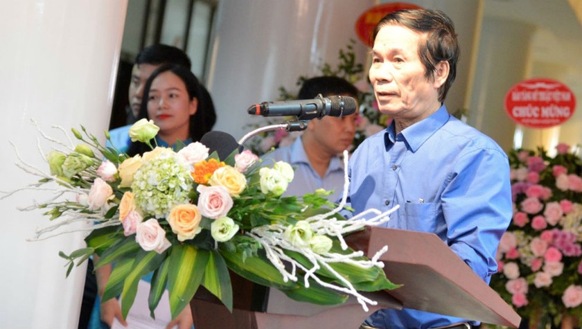 Họa sĩ Trần Từ Thành tại buổi khai mạc trưng bày chuyên đề “Chân dung Hồ Chí Minh – Góc nhìn tranh cổ động (1969 - 2011)” ngày 10/5