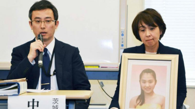 Phụ huynh cầm di ảnh của Naoko Nakashima, một học sinh trung học ở tỉnh Ibaraki tự tử hồi tháng 11/2015.