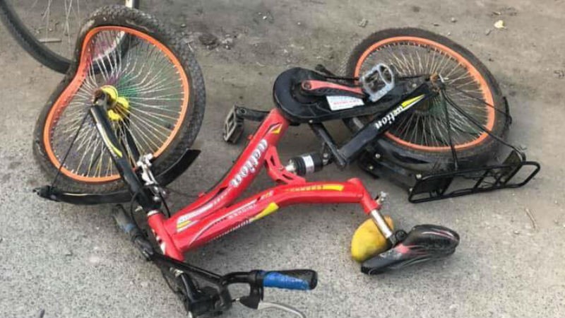 Xe đạp của hai cháu bé tại hiện trường vụ tai nạn